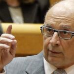 El ministro de Hacienda y Administraciones Públicas, Cristóbal Montoro, durante su intervención en la sesión de control al Gobierno celebrada esta tarde en el pleno del Senado.