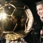 Cristiano Ronaldo posa con el Balón de Oro que conquistó en 2008. Este año es el favorito número uno para llevárselo