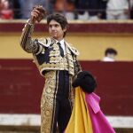 El francés saluda al respetable tras cortar la oreja al quinto toro