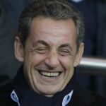 Nicolas Sarkozy sonríe hoy durante el partido entre Paris Saint Germain y Nice en el Parque de los Príncipes.
