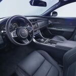 El interior también suma tecnologías de conectividad y una gran pantalla que hace las veces de panel de instrumentos.