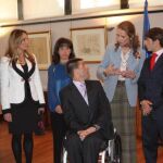El Chano, junto a su esposa, dialoga con la Infanta Elena rodeado de los ministros José Ignacio Wert y Ana Mato y la torera Cristina Sánchez