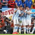 Messi celebra con sus compañeros el gol que ha marcado ante Bosnia.