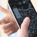 Una persona haciendo un gesto de disparo delante de la cámara de su smartphone