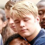 Un joven blanco consuela a una mujer negra en Johannesburgo. Las muestras de dolor y cariño hacia Mandela se han extendido por toda Suráfrica