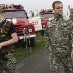 Rebeldes prorrusos, en el lugar donde cayó el avión Boeing 777 del vuelo MH 17 de la aerolínea Malaysia Airlines que se estrelló ayer, cerca de Donetsk (Ucrania).