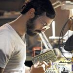 Scoot McNairy: «Las corporaciones informáticas de los 80 cambiaron el mundo»