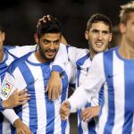 El delantero mexicano de la Real Sociedad Carlos Vela celebra uno de sus goles al Celta de Vigo, junto a sus compañeros
