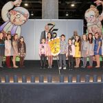 Claudia Villodre, la Fallera Mayor Infantil, junto a su Corte de Honor y los representantes de las fallas premiadas