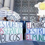 Algunos de los «indignados» que se manifestaron ayer, en la sede de Bankia en Sol