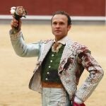 Antonio Ferrera pasea un trofeo en Madrid
