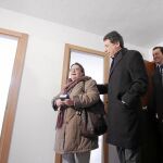 Ignacio González y Pablo Cavero junto a Charo y a Román, en la nueva casa de éstos