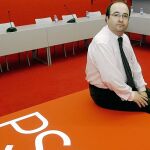 Miquel Iceta posa en la cuarta planta de la sede del PSC, donde los socialistas catalanes reúnen cada lunes a su ejecutiva