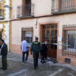 Agentes de la policía judicial y guardia civil hoy en la vivienda de la calle Mayor de la pedanía archenera de La Algaida en la que se ha producido el incendio