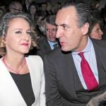 Jaime de Marichalar, acompañado de Carla Royo Villanueva durante el desfile de Mango en la 080 Barcelona