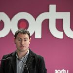 El presidente de Sortu, Hasier Arraiz, durante la rueda de prensa ofrecida hoy en Vitoria