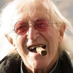 Jimmy Savile fue un célebre locutor de radio y televisión que nunca fue procesado a pesar de una serie de investigaciones policiales y advertencias sobre su conducta. Murió en 2011 con 84 años
