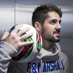 Isco, en Valdebebas, con uno de los balones con los que se jugará el Mundialito