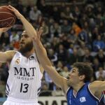 El base del Real Madrid Sergio Rodríguez lanza a canasta ante el base brasileño del Gipuzkoa Basket Raul Neto
