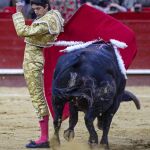 Pase cambiado por la espalda del diestro de Beziers