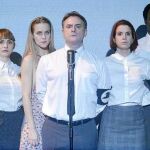 Xavi Mira (en el centro) es Ron Jones, el profesor que en 1967 impulsó a sus alumnos a un experimento de inmersión en el nazismo