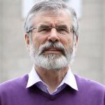 Gerry Adams posa ante Leinster House en Dublin, sede del Parlamento irlandés, en 2012.