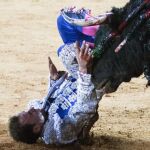 Instante en el que el torero extremeño es corneado en el muslo izquierdo por el quinto
