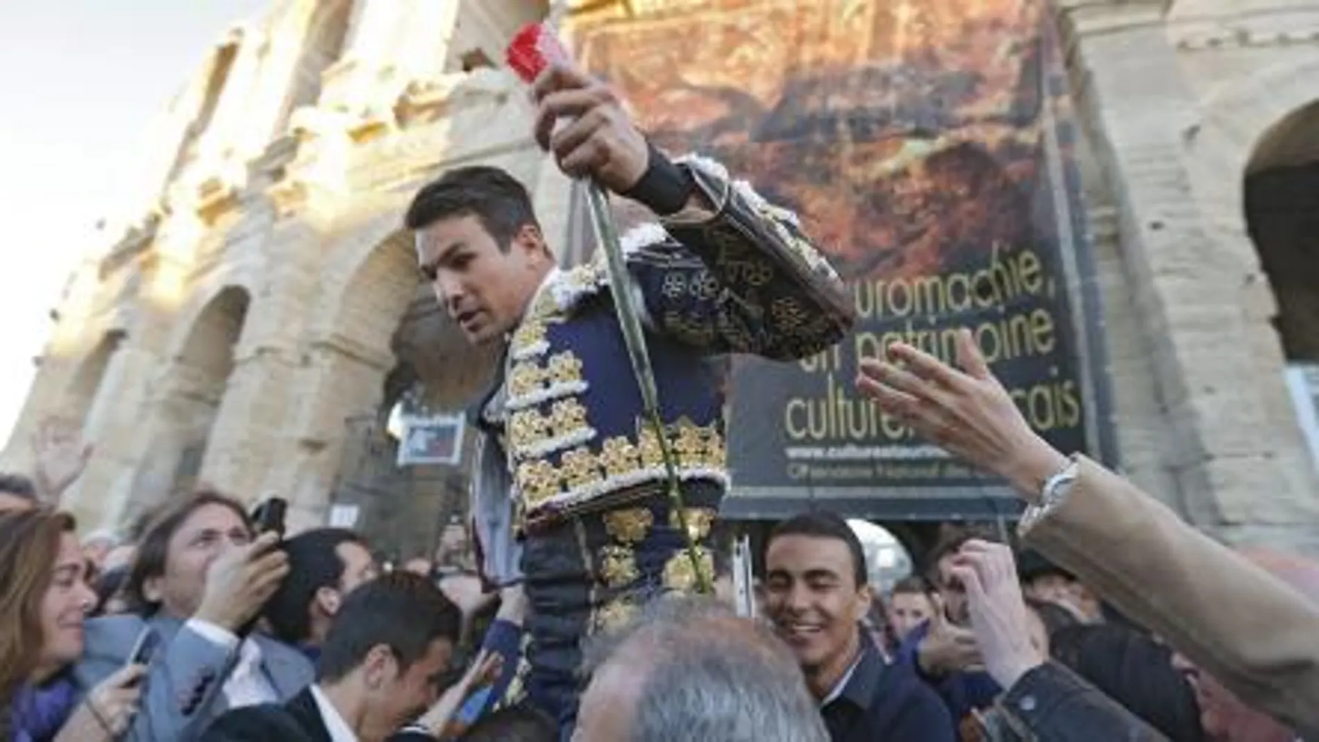Manzanares sale a hombros del Coliseo Romano de Arles