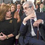 Soraya Sáenz de Santamaría habla con el presidente de Uteca, José Manuel Lara Bosch