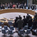 Los miembros del Consejo de Seguridad de la ONU guardan un minuto de silencio por las víctimas del vuelo de Malaysia Airlines.