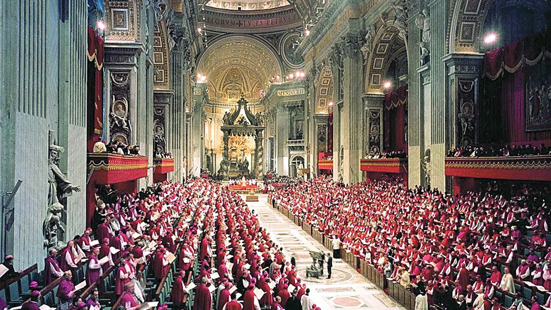 Escena una reunión del Concilio Vaticano II, convocado por Juan XXIII, mientras se dirige a los obispos en el interior de la basílica de San Pedro