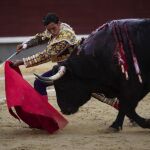 Albeto Aguilar se dobla por bajo en el comienzo de faena al quinto de la tarde