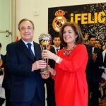 El presidente y la plantilla del Real Madrid de baloncesto, en el Ayuntamiento madrileño