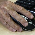 La mitad de los mayores navega por Internet pero compra la prensa en el kiosco