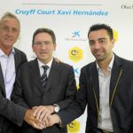 Foto que sella el acuerdo de colaboración con la Obra Social «La Caixa»