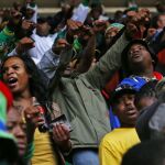 Ciento de personas desafían a la lluvia para despedir a Mandela