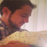 Foto de Manuel Martos con su tercer hijo, subida a Instagram