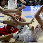 El alero lituano del Real Madrid Jonas Maciulis (d) y el base del Rio Natura Monbus Obradoiro, Rafa Luz, luchan por el balón