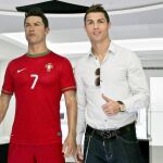 Cristiano Ronaldo, posa junto a su r'eplica en cera en el museo CR7, inaugurado hoy en Funchal, Madeira.