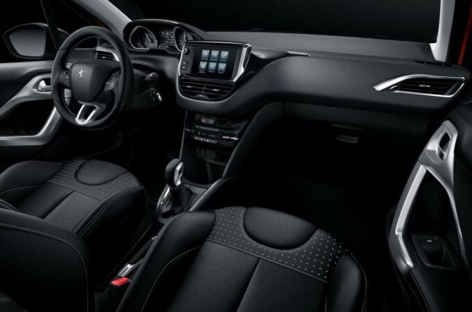 Incorpora el Peugeot i-cockpit, con un volante compacto, una instrumentación de tipo Head-Up y una gran pantalla táctil.