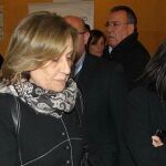 La viuda de José Manuel Lara, Consuelo García Píriz, junto a su nuera Anna Brufau