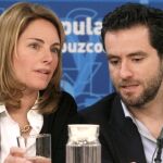 Arantza Quiroga (i), conversa con el presidente del PP en Guipúzcoa, Borja Sémper (d), durante la ejecutiva regional celebrada hoy en San Sebastián.