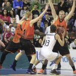 El base del Real Madrid Sergio Rodríguez defiende ante varios jugadores del FuenlabradA