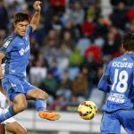 El defensa uruguayo del Getafe Emiliano Daniel Velázquez golpea el balón ante su compañero, Sergio Escudero durante el partido correspondiente a la undécima jornada de Liga de Primera división