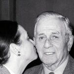 Marta Ferrusola, esposa de Jordi Pujol, besa a su suegro, Florencio Pujol, tras la elección de su marido como presidente en abril de 1980