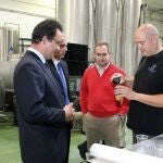 Fotografía de archivo de David Castro (d), gerente de la Cervecería La Cibeles, sirviendo una cerveza al alcalde de Leganés, Jesús Gómez