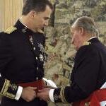 Don Juan Carlos coloca al fajín a Don Felipe