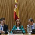 Ana Mato, junto al presidente y el vicepresidente primero de la Comisión de Sanidad y Servicios Sociales, Mario Mingo (d) y Antonio Román (i), al inicio de su comparecencia hoy en la Comisión donde ha informado sobre la gestión del Ejecutivo en la crisis del ébola.