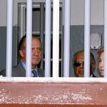 Los Reyes de España, durante su visita a la celda de Mandela, en Robben Island