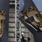 Operarios dan los últimos retoques al escenario en que tendrá lugar la gala de los premios Bafta.